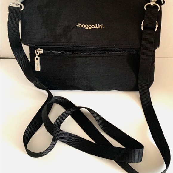 Baggallini Black Flip Zip Crossbody Bag - Picture 6 of 7